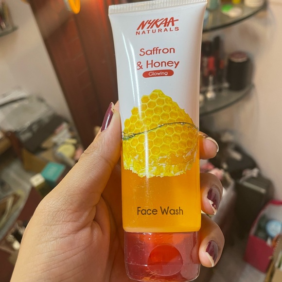LOTUS Retemin; MAMA EARTH Ubtan ; NYKAA Saffron & Honey - FACE WASH - Set of 3 - Picture 4 of 6